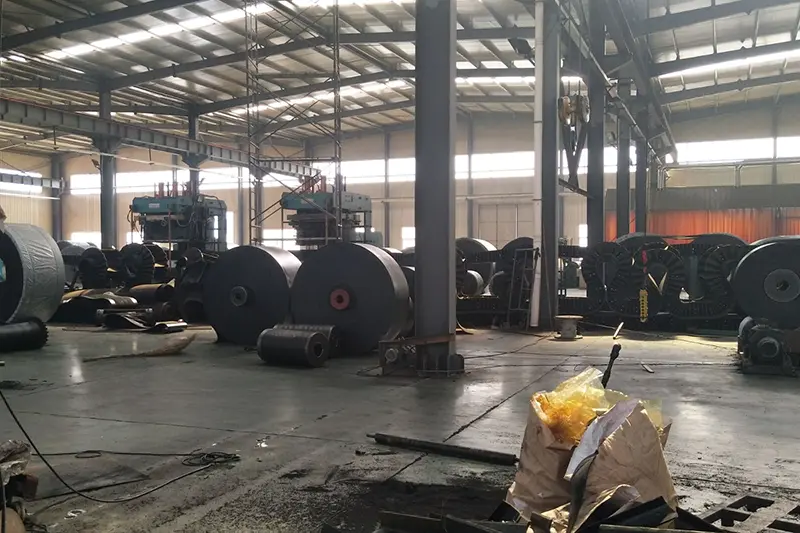 Processus de production de bandes transporteuses en caoutchouc