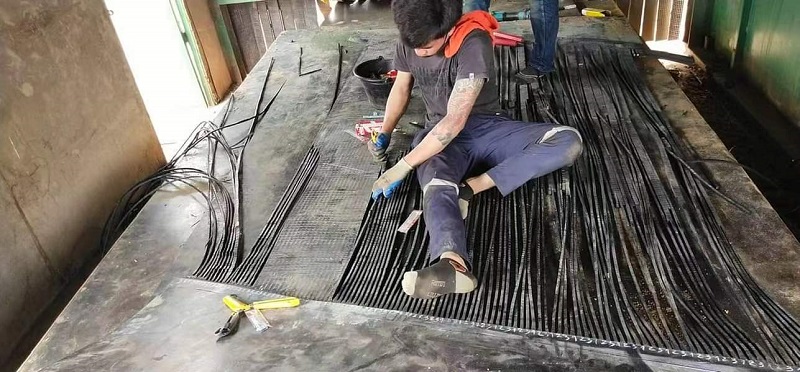 L'équipe après-vente locale de Thaïlande fournit un service d'épissage de bandes transporteuses de câbles en acier sur site pour un client minier